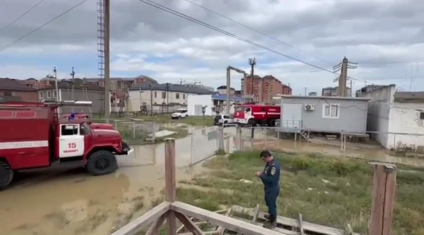 Аварийные службы откачали воду на двух крупнейших подстанциях Махачкалы