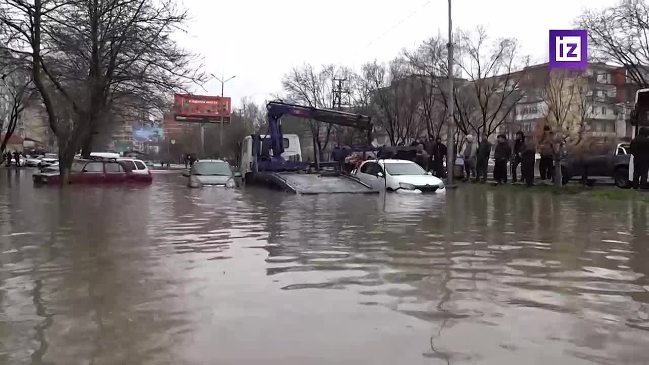 В связи с наводнениями в Дагестане после сильных ливней для эвакуации транспортных средств и горожан в Махачкале привлечена спецтехника