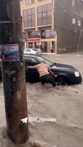 В затопленном Дагестане мужчина руками отодвинул с дороги заглохшую машину