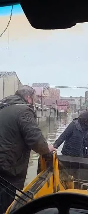 Помощник Главы Дагестана Магомед Гаджимагомедов организовал крупную технику и занимается эвакуацией людей в Пальмире