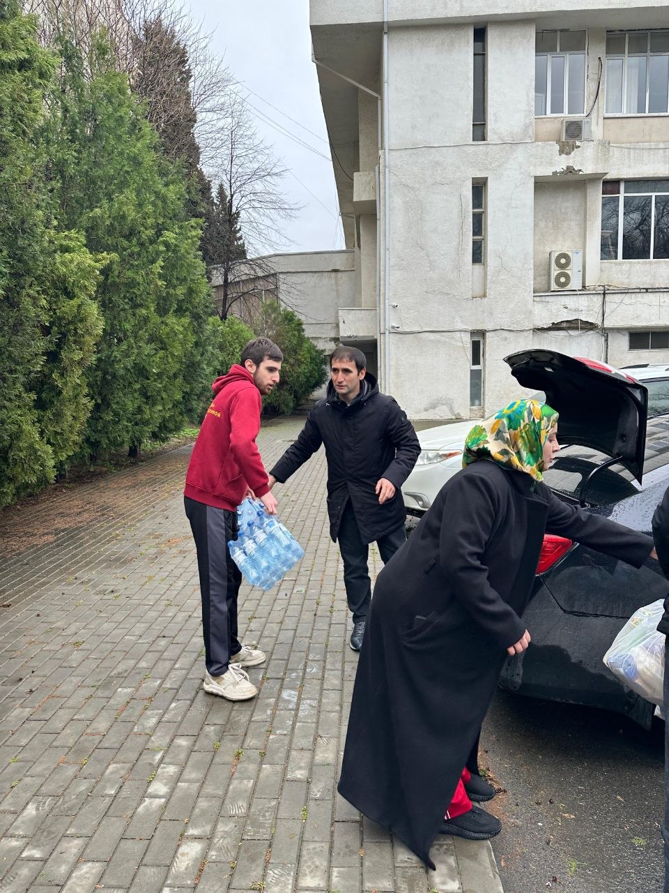 Вице-спикер Парламента РД Камил Давдиев и депутат Марат Алияров лично передали более ста продуктовых наборов для пострадавших от наводнения махачкалинцев Вице-спикер Парламента РД Камил Давдиев и депутат Марат Алияров лично передали более ста продуктовых наборов для пострадавших от наводнения махачкалинцев