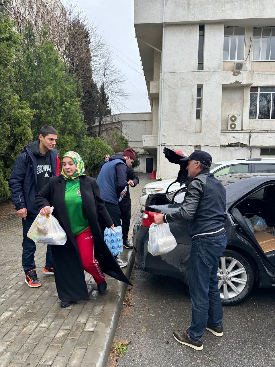 Вице-спикер Парламента РД Камил Давдиев и депутат Марат Алияров лично передали более ста продуктовых наборов для пострадавших от наводнения махачкалинцев Вице-спикер Парламента РД Камил Давдиев и депутат Марат Алияров лично передали более ста продуктовых наборов для пострадавших от наводнения махачкалинцев