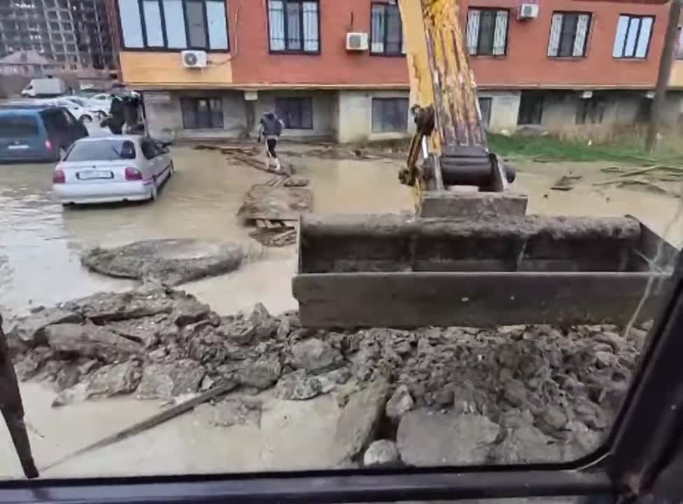 Проводится работа по формированию дренажной канавы для отвода вод на ул. Хивская