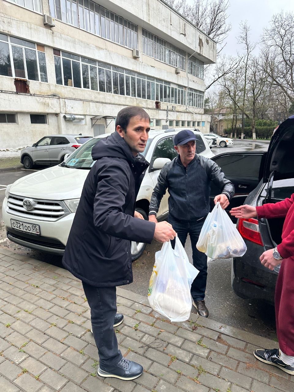 Вице-спикер Парламента РД Камил Давдиев и депутат Марат Алияров лично передали более ста продуктовых наборов для пострадавших от наводнения махачкалинцев