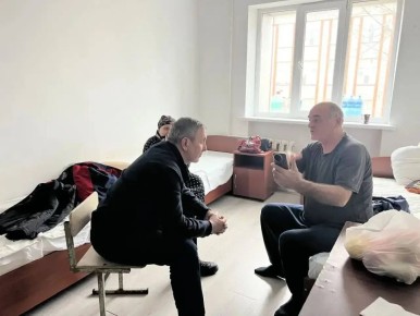 Посетил пункты временного размещения граждан, развёрнутые в Махачкале на базе Махачкалинского финансово-экономического колледжа, а также в гостиницах «Интурист» и «Бизо»