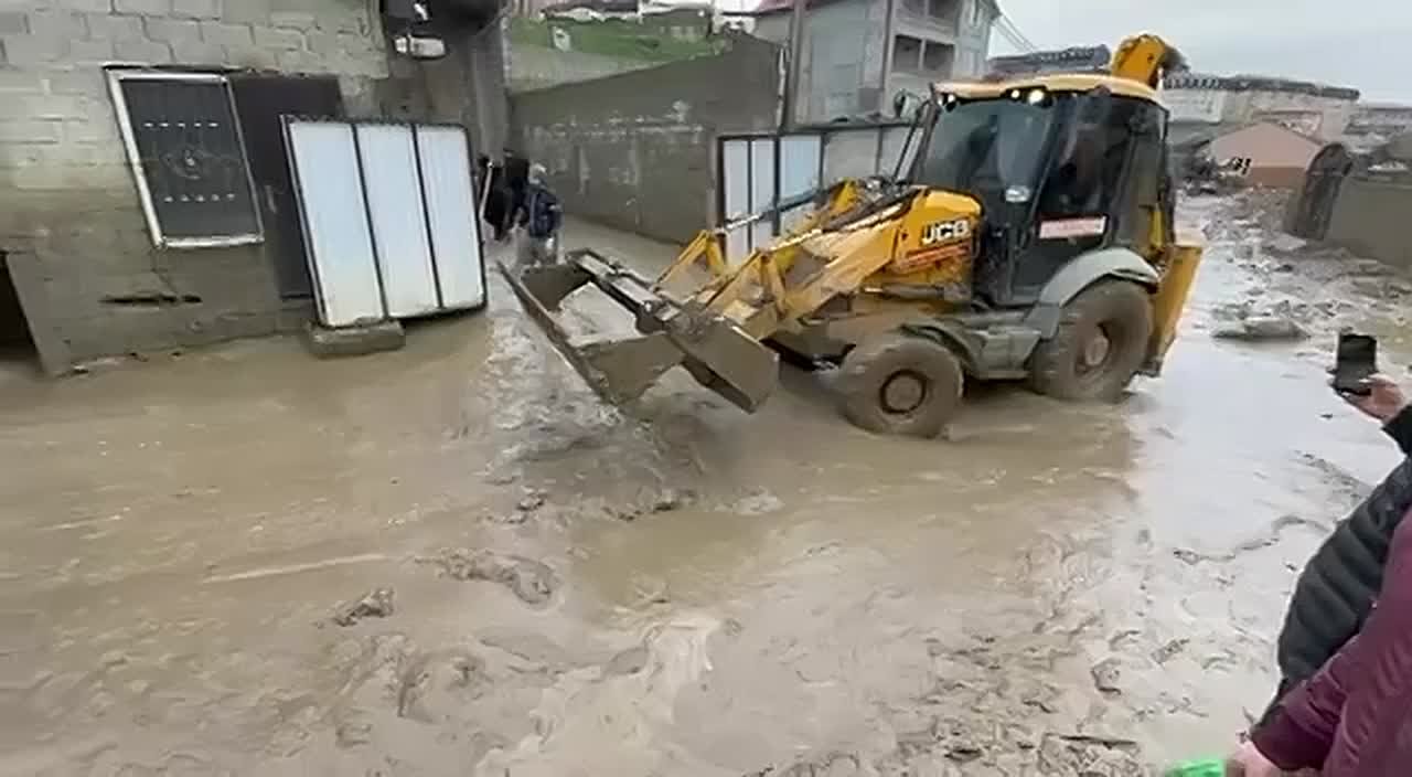 Коммунальные службы города расчищают дороги на улице Заречной