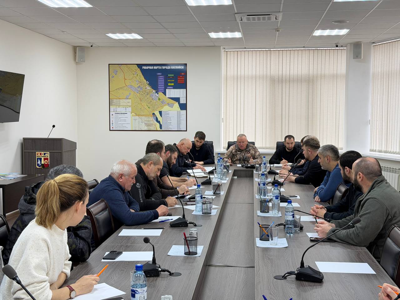 Прямо сейчас в Управлении по делам ГО и ЧС города проходит заседание оперативного штаба под руководством главы городского округа «город Каспийск» Бориса Гонцова