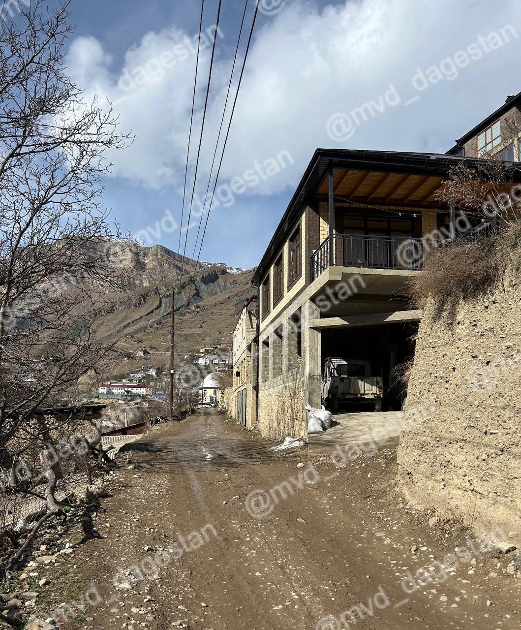 Полицейские Шамильского района разбираются в причинах конфликта между несколькими местными жителями Полицейские Шамильского района разбираются в причинах конфликта между несколькими местными жителями