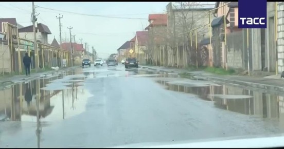 Вода постепенно уходит с дорог Махачкалы, но придомовые территории в разных микрорайонах города все еще остаются затопленными, передает корреспондент ТАСС