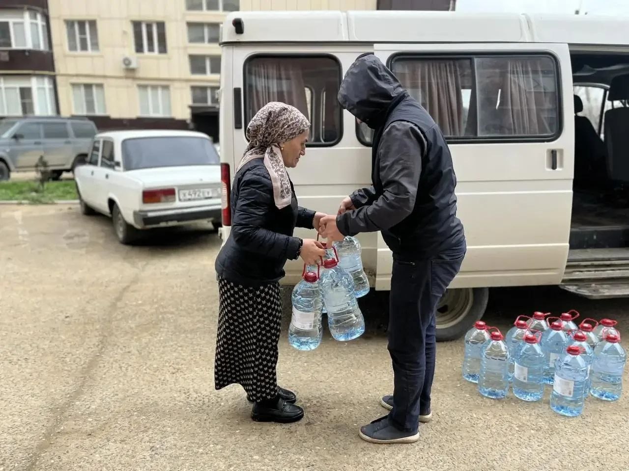 Председатель Комитета Народного Собрания РД Асият Алиева оказала помощь пострадавшим из-за сильных ливней в с. Джалган Дербентского района, микрорайон Южный