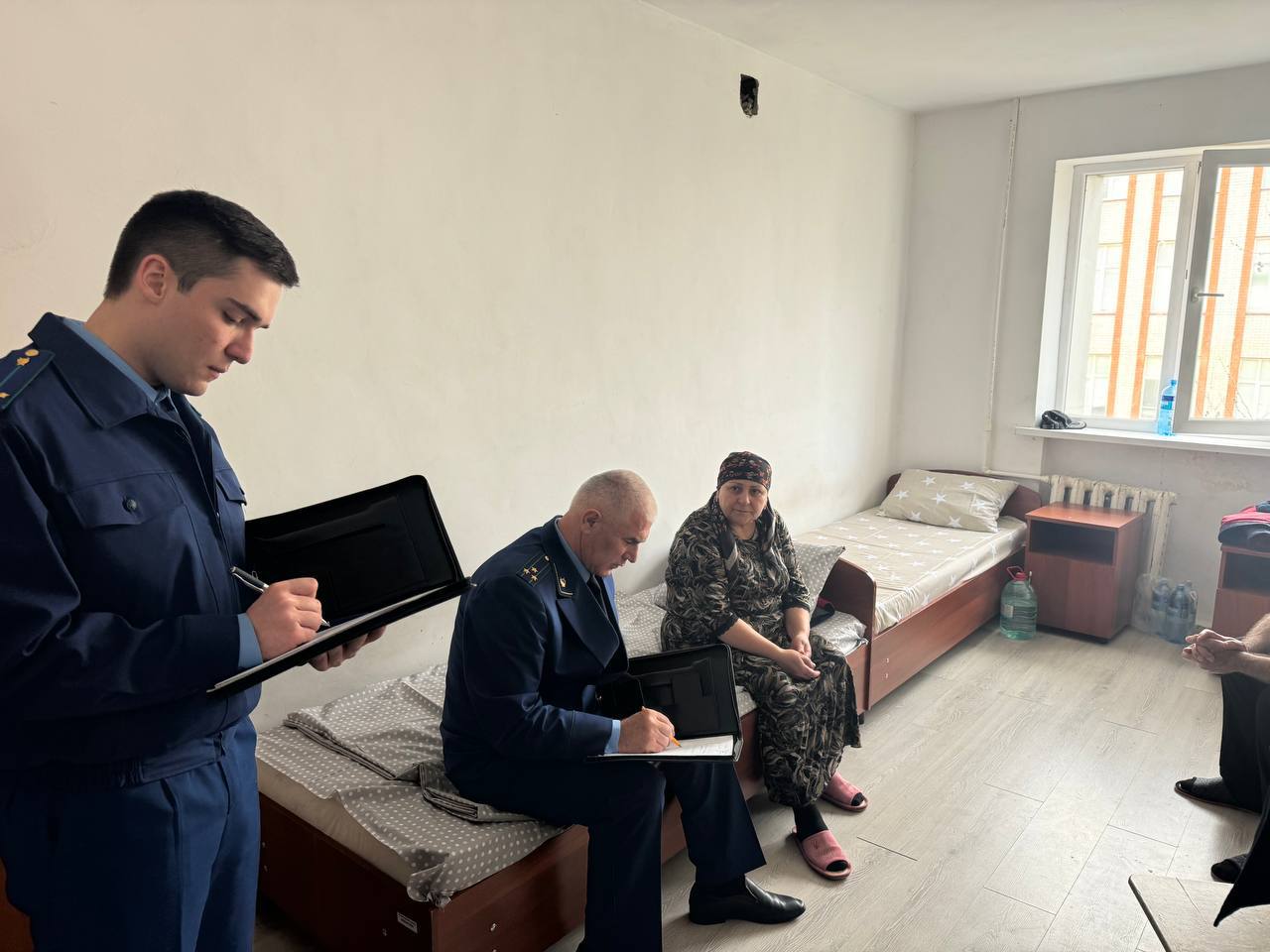 Заместитель прокурора Республики Дагестан Камил Гусейнов провел личный прием граждан в пункте временного размещения в Махачкале