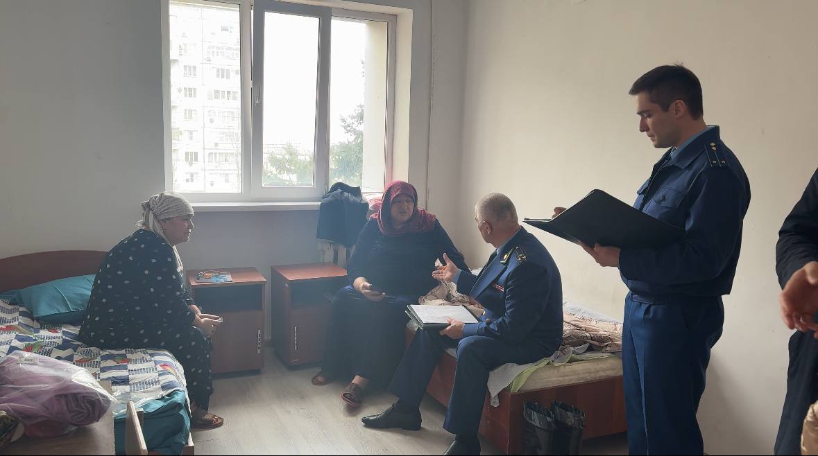 Заместитель прокурора Республики Дагестан Камил Гусейнов провел личный прием граждан в пункте временного размещения в Махачкале Заместитель прокурора Республики Дагестан Камил Гусейнов провел личный прием граждан в пункте временного размещения в Махачкале