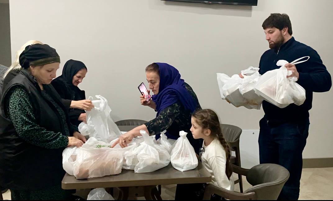 Трижды в день сотрудники Управления торговли, рекламы и потребительских услуг привозят готовые боксы с горячей едой в пункт временного размещения граждан, пострадавших из-за стихийного бедствия Трижды в день сотрудники Управления торговли, рекламы и потребительских услуг привозят готовые боксы с горячей едой в пункт временного размещения граждан, пострадавших из-за стихийного бедствия