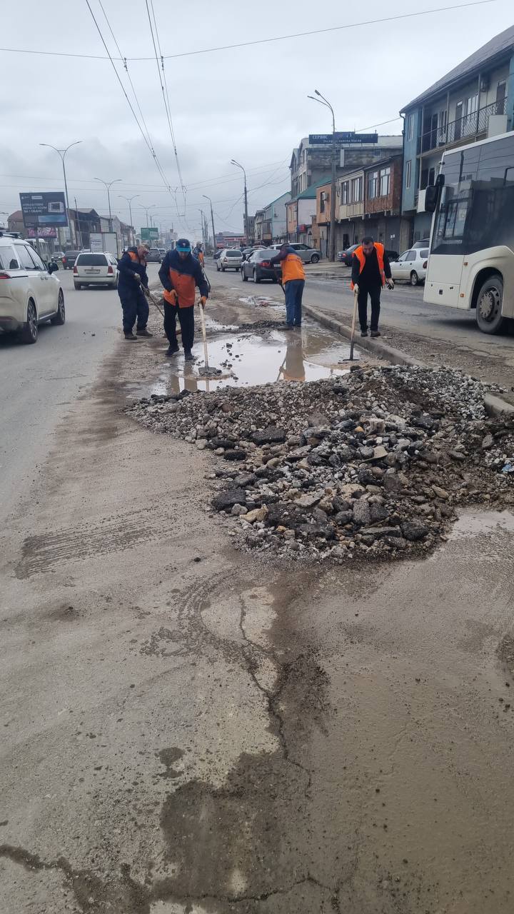 На проспекте Акушинского коммунальные службы проводят очистку территории после последствий стихии На проспекте Акушинского коммунальные службы проводят очистку территории после последствий стихии