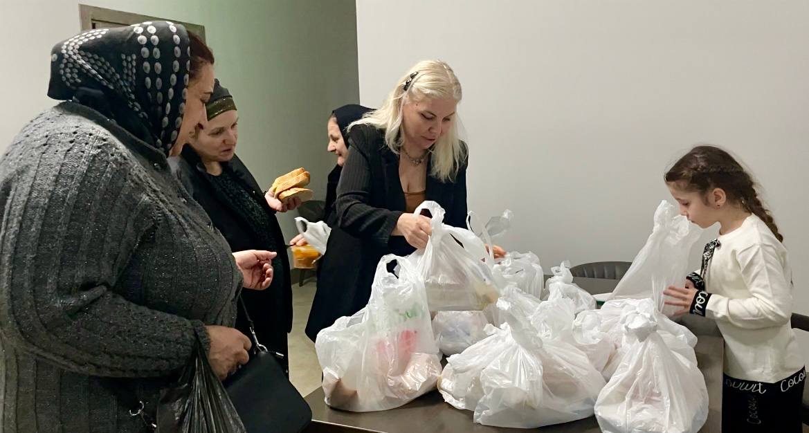 Трижды в день сотрудники Управления торговли, рекламы и потребительских услуг привозят готовые боксы с горячей едой в пункт временного размещения граждан, пострадавших из-за стихийного бедствия Трижды в день сотрудники Управления торговли, рекламы и потребительских услуг привозят готовые боксы с горячей едой в пункт временного размещения граждан, пострадавших из-за стихийного бедствия