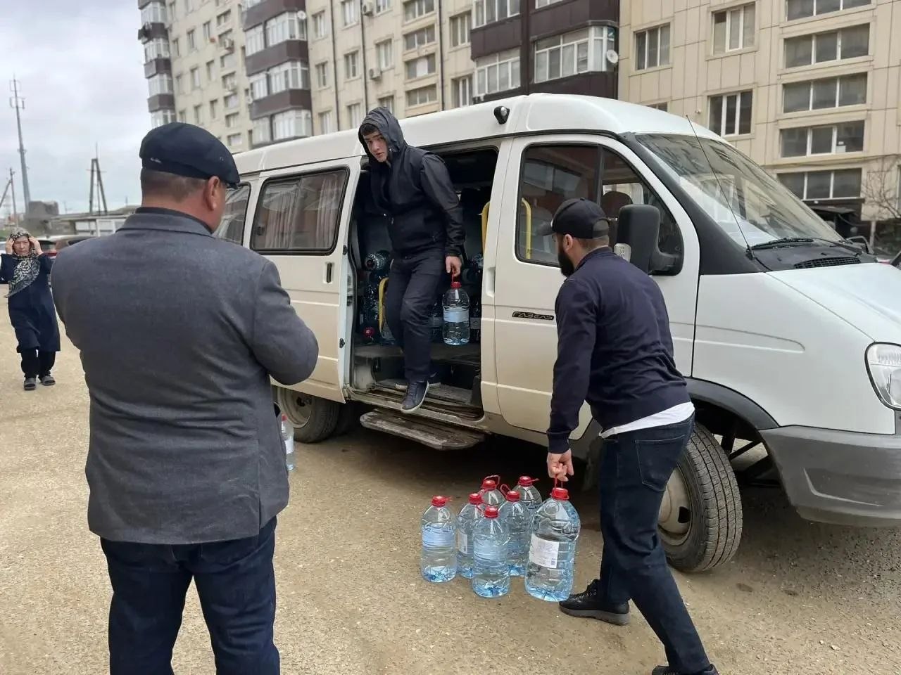 Председатель Комитета Народного Собрания РД Асият Алиева оказала помощь пострадавшим из-за сильных ливней в с. Джалган Дербентского района, микрорайон Южный Председатель Комитета Народного Собрания РД Асият Алиева оказала помощь пострадавшим из-за сильных ливней в с. Джалган Дербентского района, микрорайон Южный