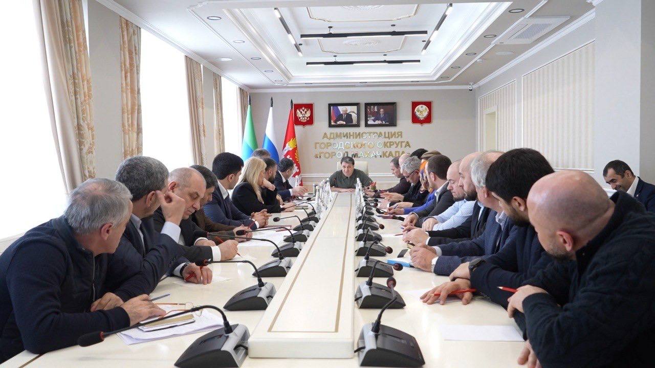 В эти минуты мэр столицы Джамбулат Салавов проводит очередное заседание рабочей группы по устранению последствий подтоплений