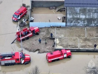 В Дагестане продолжают борьбу с вызванным дождями наводнением