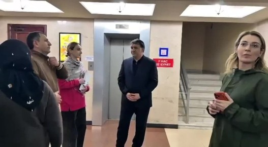 Мэр Махачкалы Джамбулат Салавов прибыл в гостиницу «Турист», где размещены пострадавшие от подтоплений