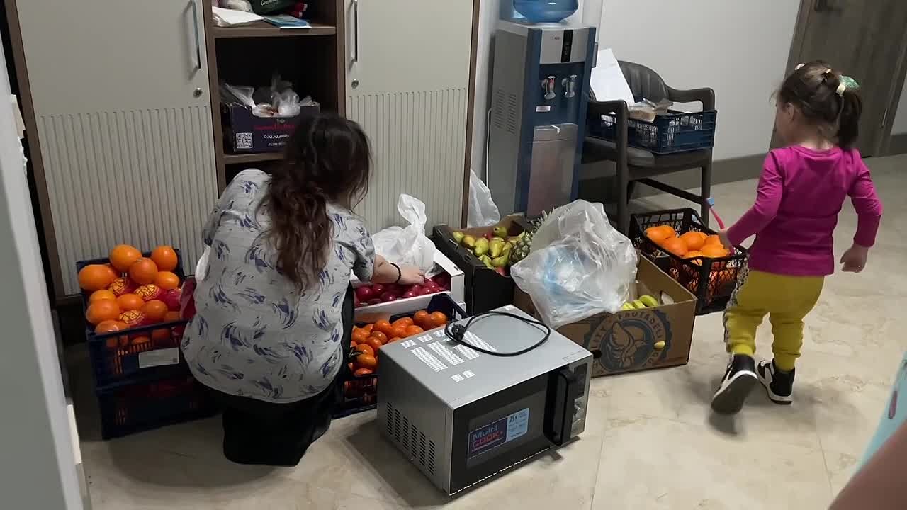 Трижды в день сотрудники Управления торговли, рекламы и потребительских услуг привозят готовые боксы с горячей едой в пункт временного размещения граждан, пострадавших из-за стихийного бедствия