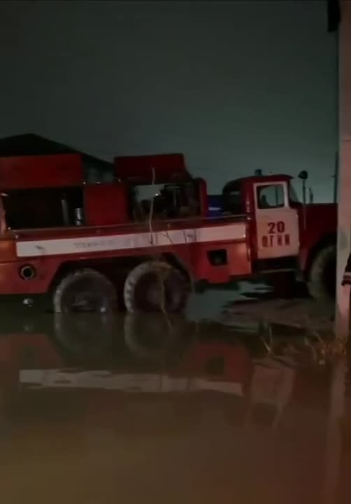 Ночью в Махачкале продолжались работы на подстанции «Приморская», где в результате обильных осадков в произошло подтопление