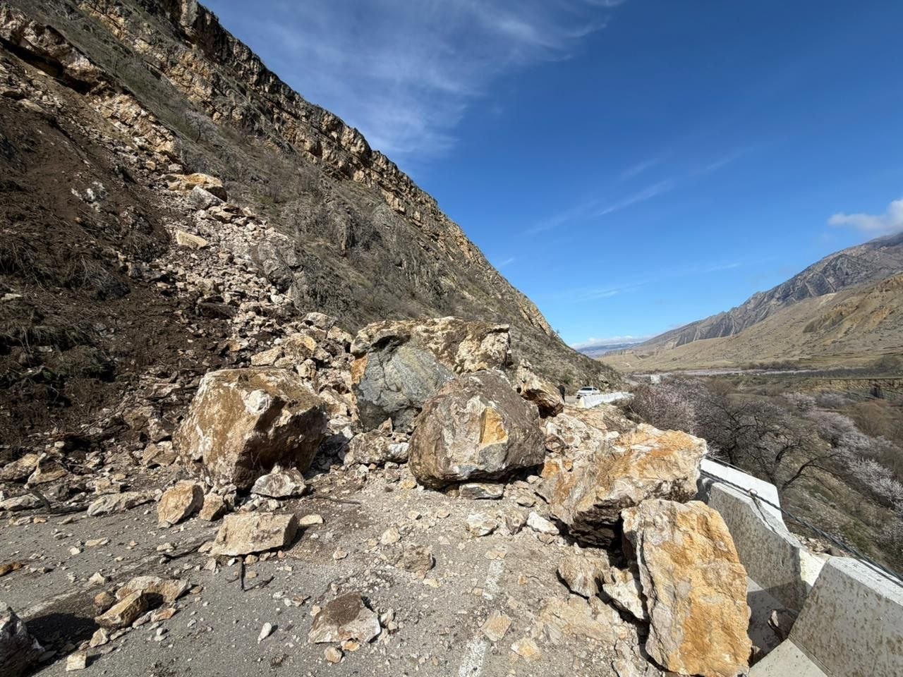 В дополнение к ранее опубликованной информации сообщаем что, в Гергебильском районе, на автомобильной дороге «Мамраш – Ташкапур – Араканский мост» на участке км 190 обвал скальных пород расчищен