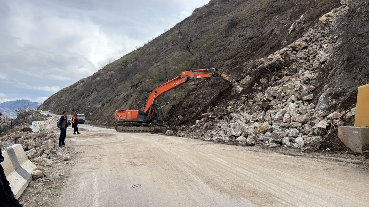 В дополнение к ранее опубликованной информации сообщаем что, в Гергебильском районе, на автомобильной дороге «Мамраш – Ташкапур – Араканский мост» на участке км 190 обвал скальных пород расчищен В дополнение к ранее опубликованной информации сообщаем что, в Гергебильском районе, на автомобильной дороге «Мамраш – Ташкапур – Араканский мост» на участке км 190 обвал скальных пород расчищен