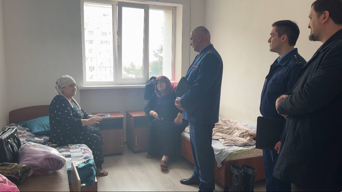 Заместитель прокурора Республики Дагестан Камил Гусейнов провел личный прием граждан в пункте временного размещения в Махачкале Заместитель прокурора Республики Дагестан Камил Гусейнов провел личный прием граждан в пункте временного размещения в Махачкале