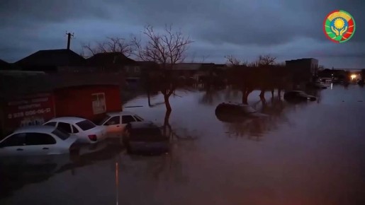 В Дагестане спасатели по пояс в воде эвакуируют жителей из затопленных районов