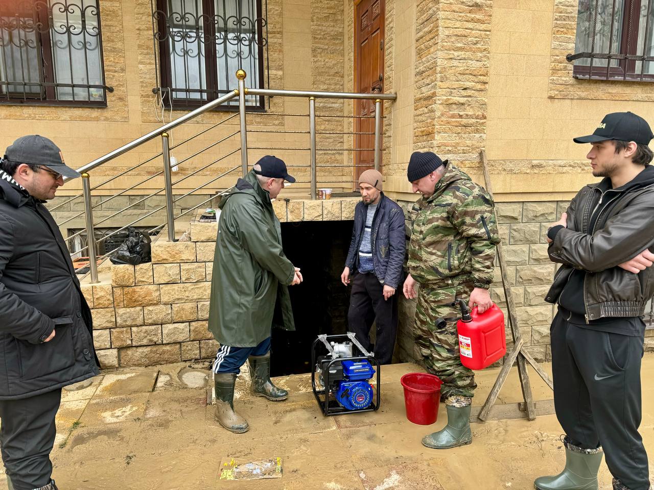 В Махачкале продолжаются работы по устранению последствий наводнения, которые координирует Глава города Джамбулат Салавов В Махачкале продолжаются работы по устранению последствий наводнения, которые координирует Глава города Джамбулат Салавов