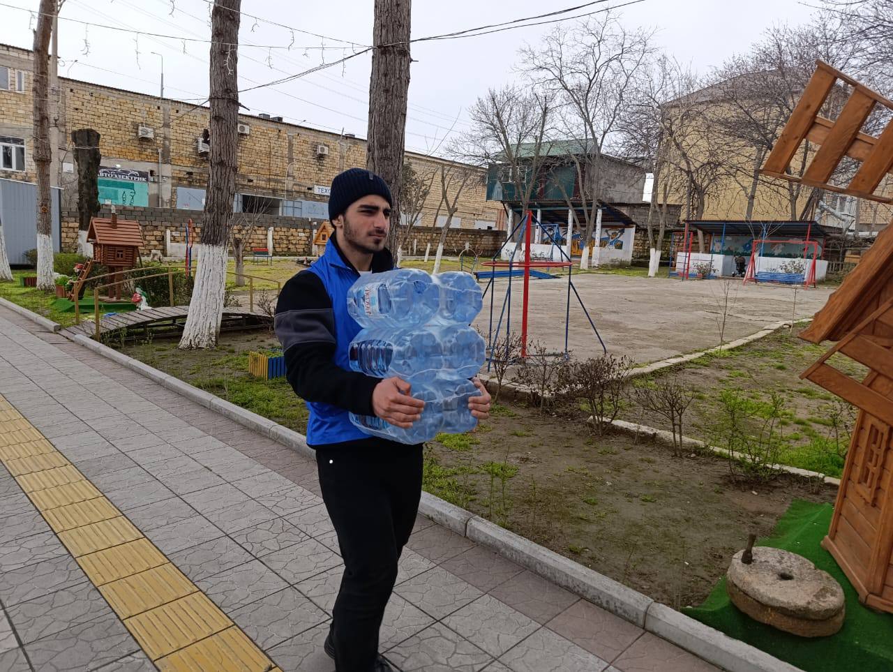 Депутат Тельман Рагимов организовал доставку бутилированной воды в детские сады Дербента