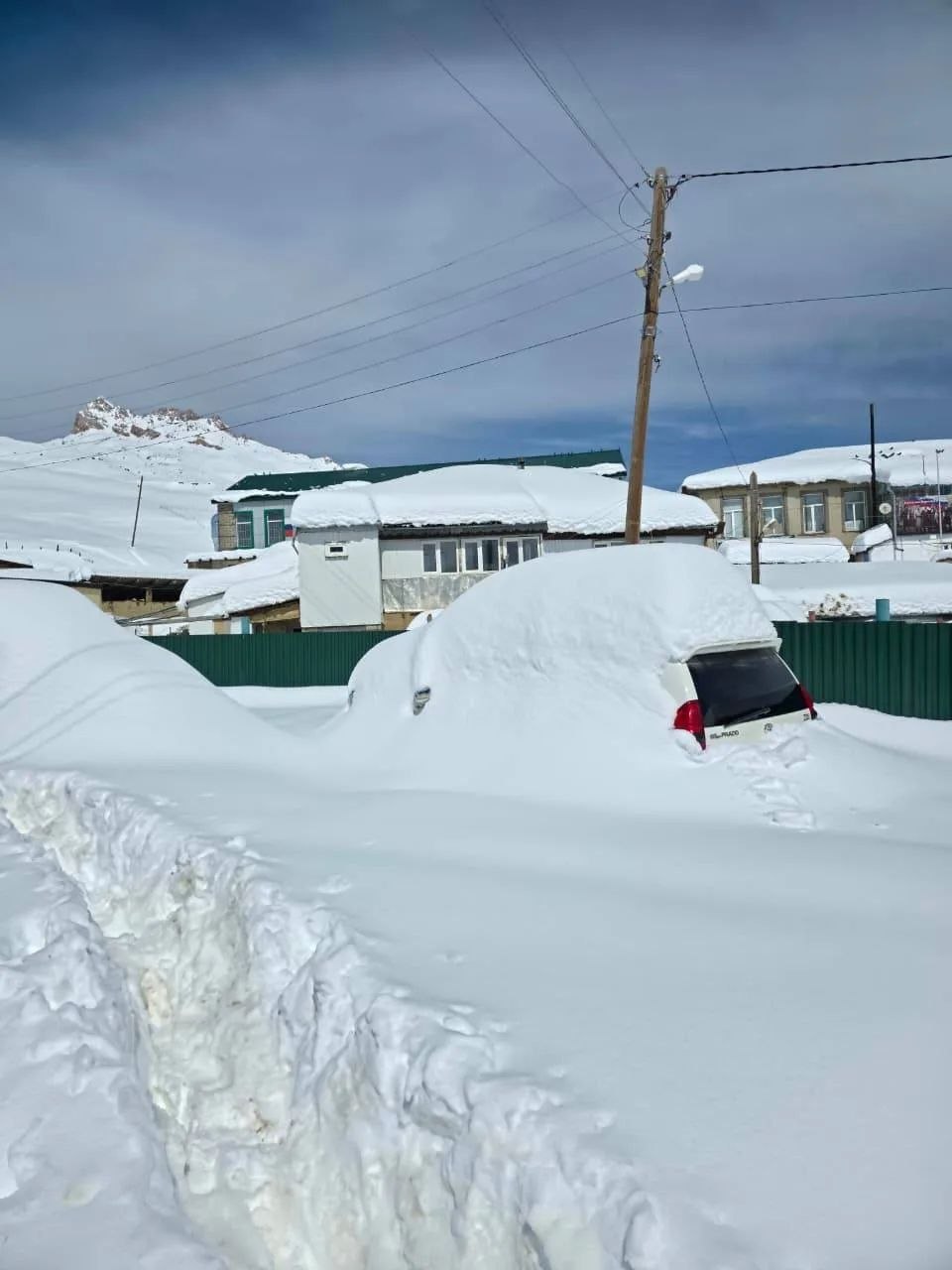 Депутат НС РД Фирудин Раджабов взял на контроль вопросы электроснабжения и газоснабжения, а также расчистки улиц в Докузпаринском районе, где недавно выпал обильный снег Депутат НС РД Фирудин Раджабов взял на контроль вопросы электроснабжения и газоснабжения, а также расчистки улиц в Докузпаринском районе, где недавно выпал обильный снег