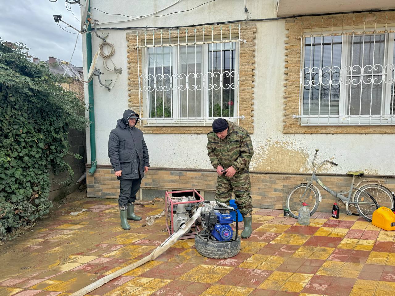 В Махачкале продолжаются работы по устранению последствий наводнения, которые координирует Глава города Джамбулат Салавов В Махачкале продолжаются работы по устранению последствий наводнения, которые координирует Глава города Джамбулат Салавов