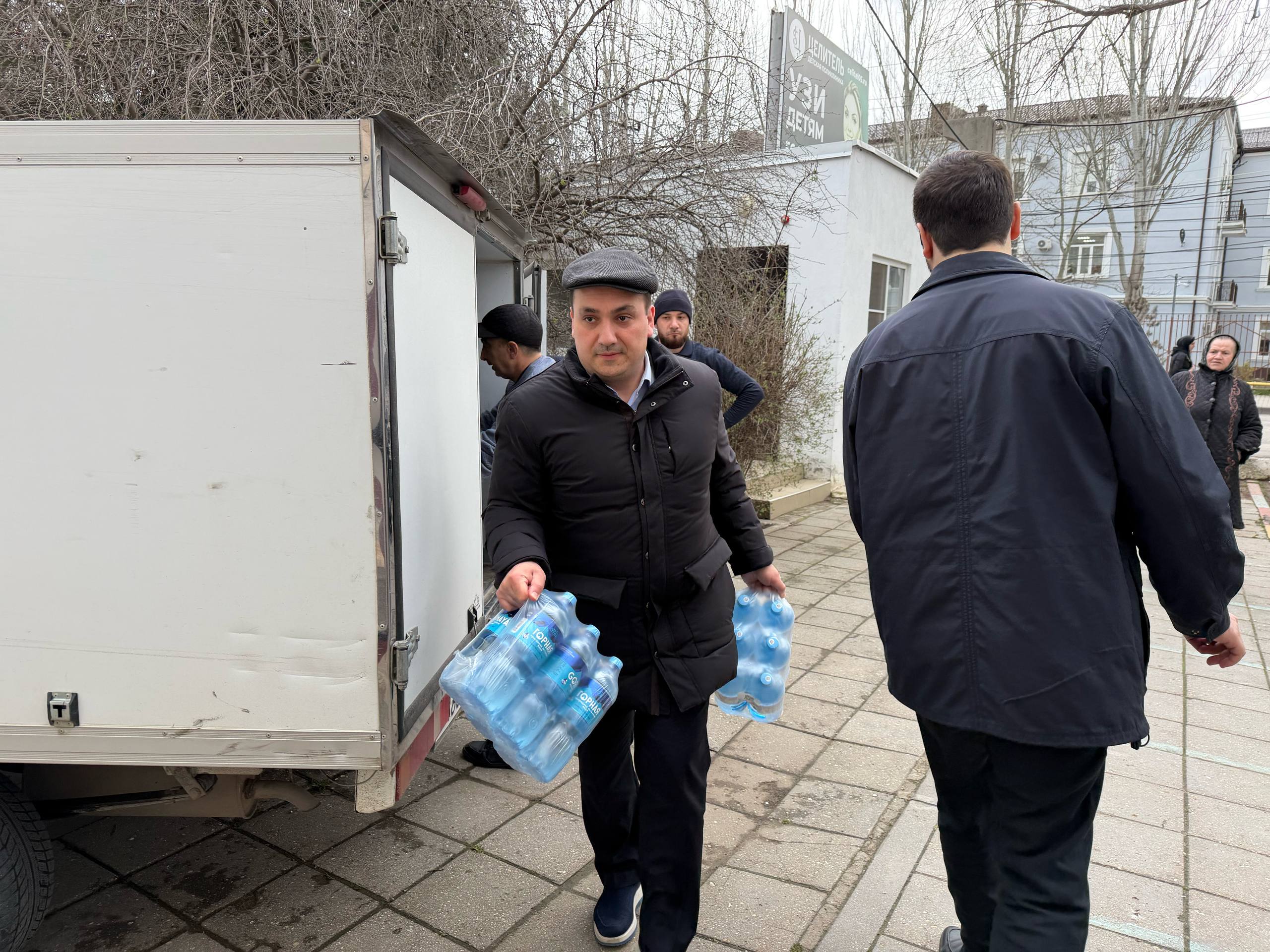 Депутат НС РД Осман Булатов оказал помощь детским дошкольным учреждениям Махачкалы, передав более 3 тысяч полуторалитровых бутылок питьевой бутилированной воды.