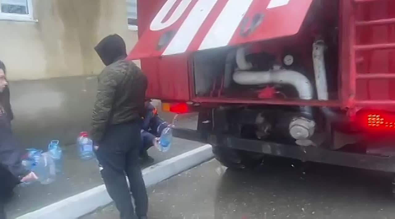 На данный момент спасатели Управления осуществили подвоз питьевой воды в многоквартирном жилом доме по адресу ул. Нурадилова, 75