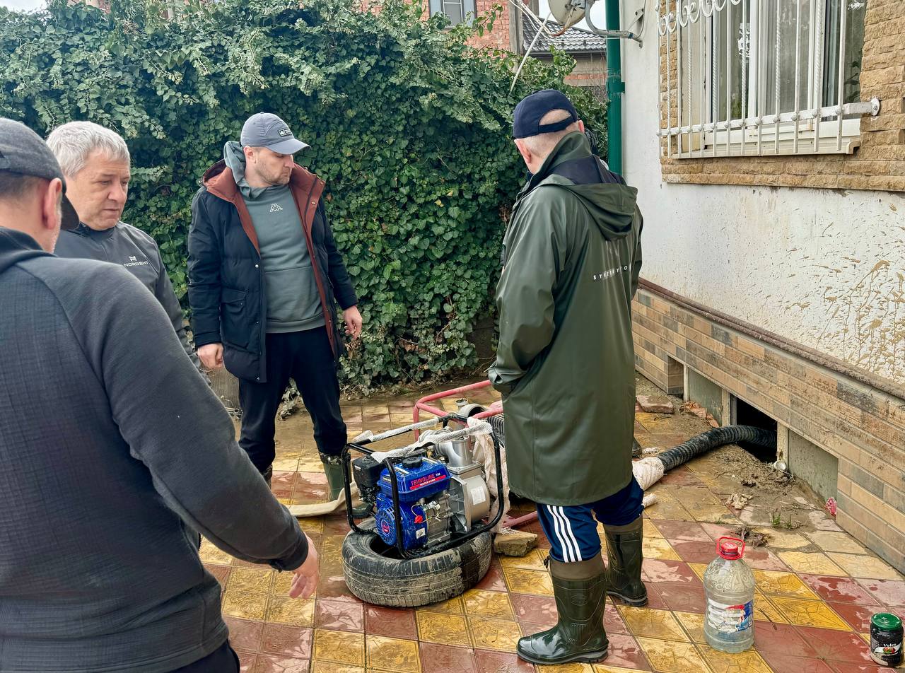 В Махачкале продолжаются работы по устранению последствий наводнения, которые координирует Глава города Джамбулат Салавов В Махачкале продолжаются работы по устранению последствий наводнения, которые координирует Глава города Джамбулат Салавов