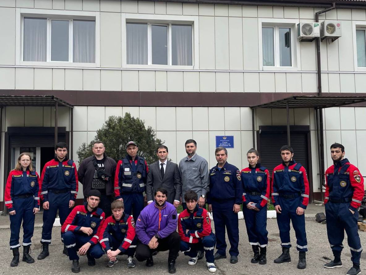 Сегодня вместе с депутатом Народного Собрания Республики Дагестан, руководителем «Бессмертного полка» в республике Маратом Алияровым посетили Управление по делам ГО и ЧС города Махачкалы, где базируется оперативная группа... Сегодня вместе с депутатом Народного Собрания Республики Дагестан, руководителем «Бессмертного полка» в республике Маратом Алияровым посетили Управление по делам ГО и ЧС города Махачкалы, где базируется оперативная группа...