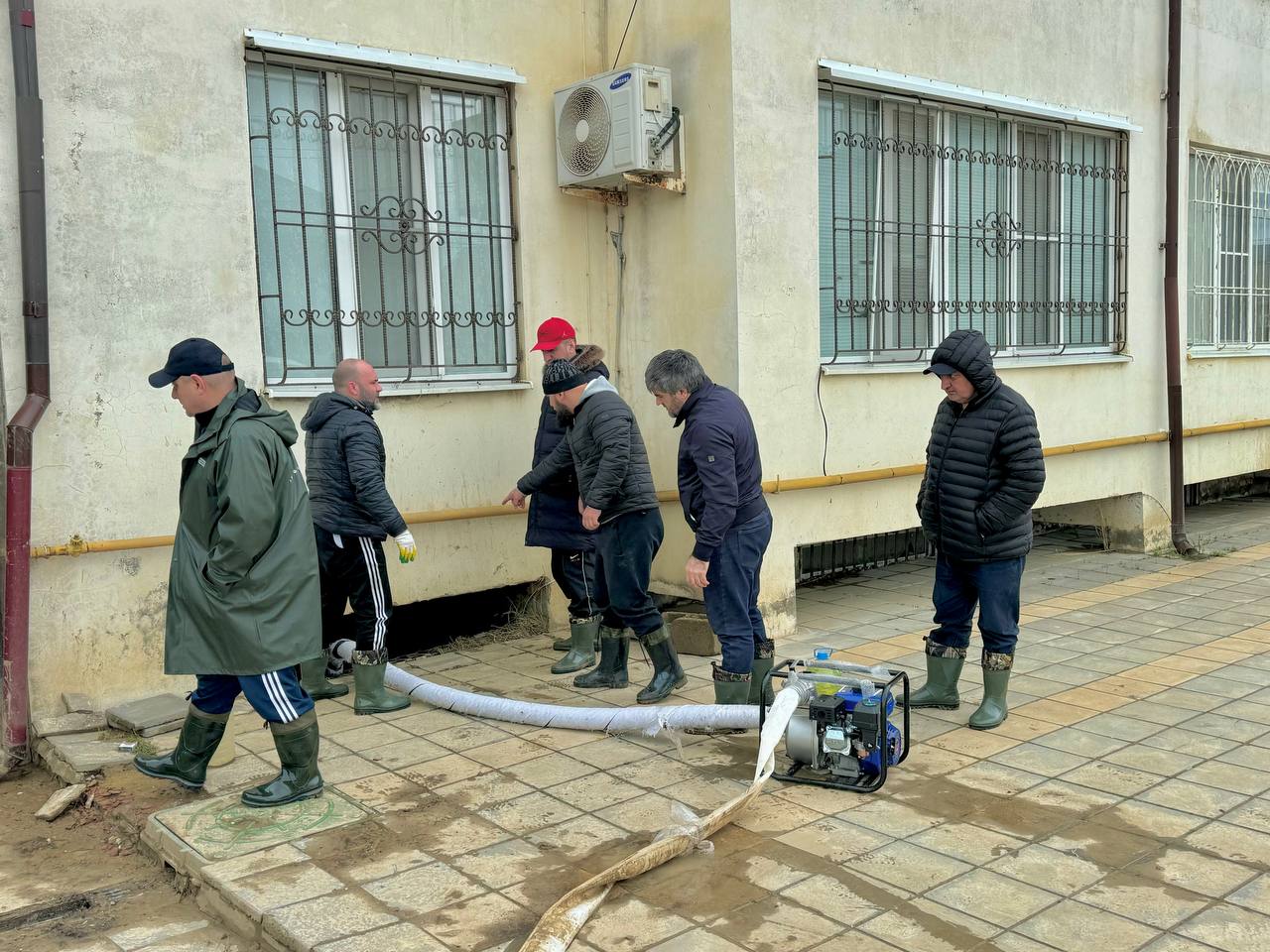 В Махачкале продолжаются работы по устранению последствий наводнения, которые координирует Глава города Джамбулат Салавов В Махачкале продолжаются работы по устранению последствий наводнения, которые координирует Глава города Джамбулат Салавов