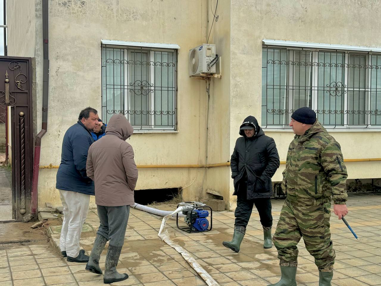 В Махачкале продолжаются работы по устранению последствий наводнения, которые координирует Глава города Джамбулат Салавов В Махачкале продолжаются работы по устранению последствий наводнения, которые координирует Глава города Джамбулат Салавов