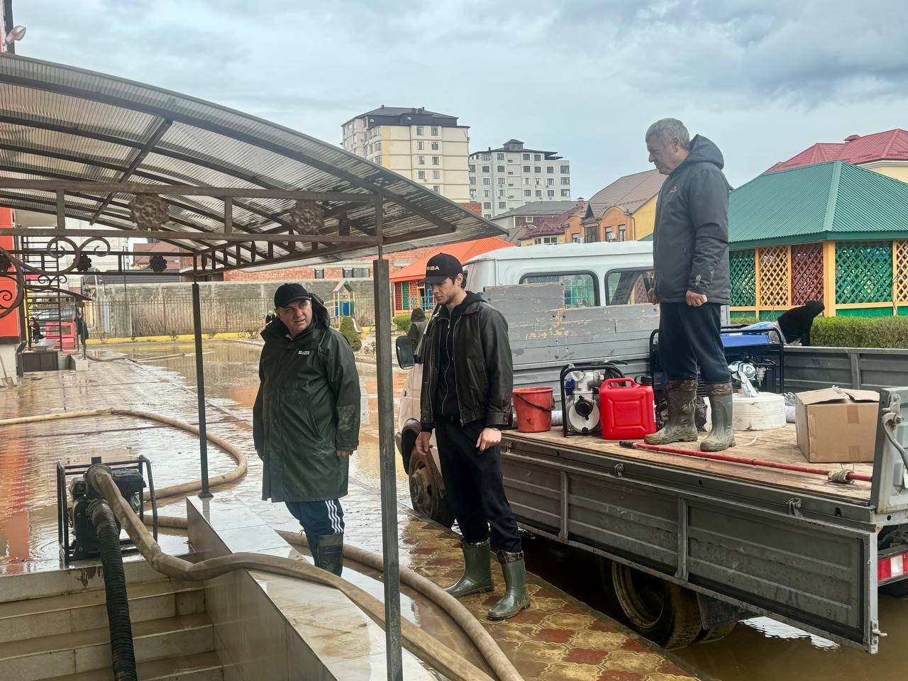 В Махачкале продолжаются работы по устранению последствий наводнения, которые координирует Глава города Джамбулат Салавов