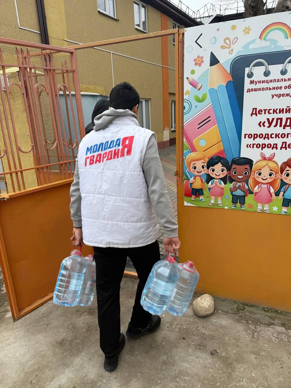 Депутат Тельман Рагимов организовал доставку бутилированной воды в детские сады Дербента Депутат Тельман Рагимов организовал доставку бутилированной воды в детские сады Дербента