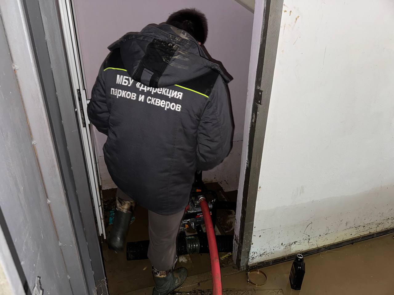 Дирекция парков и скверов Махачкалы проводят откачку воды в домах по улицах Параульская 2 и Параульская 1 к2 Дирекция парков и скверов Махачкалы проводят откачку воды в домах по улицах Параульская 2 и Параульская 1 к2