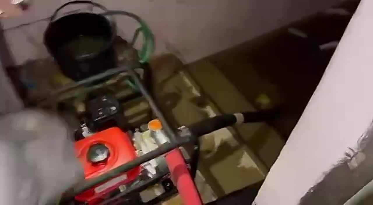 Дирекция парков и скверов Махачкалы проводят откачку воды в домах по улицах Параульская 2 и Параульская 1 к2