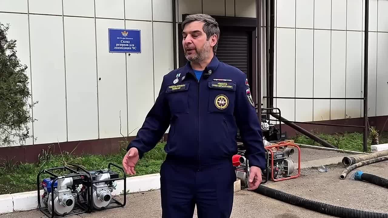 Волонтерский штаб получил помпы для откачки воды от вице-премьера Муслима Телякавова