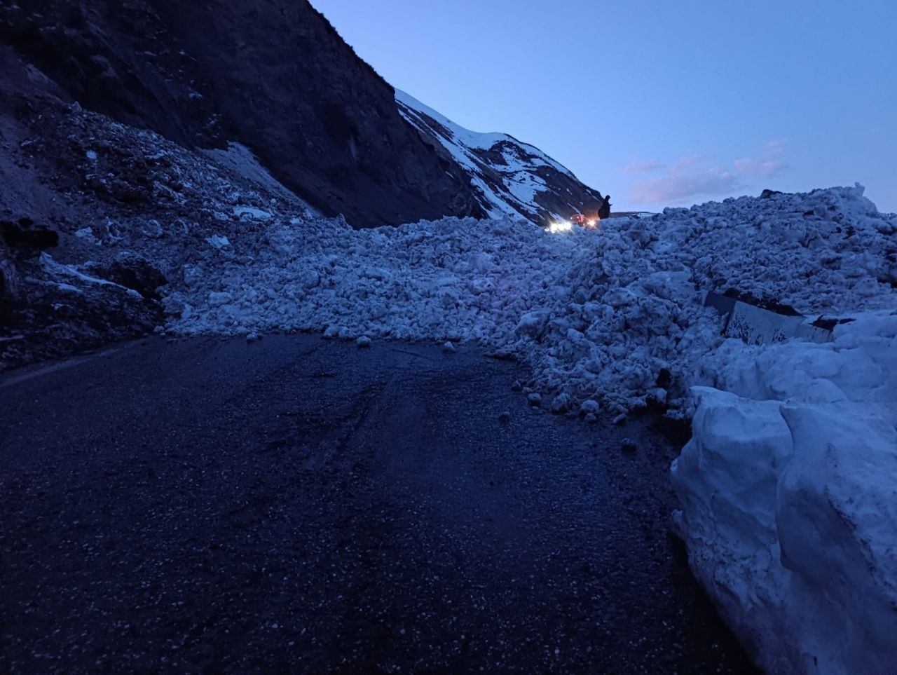 С потеплением в высокогорной части Республики наблюдается сход лавин