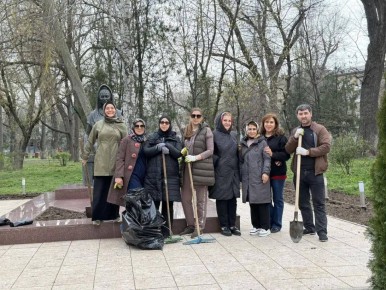 Управление по делам архивов провело субботник в общественном пространстве — сквере им. Фазу Алиевой