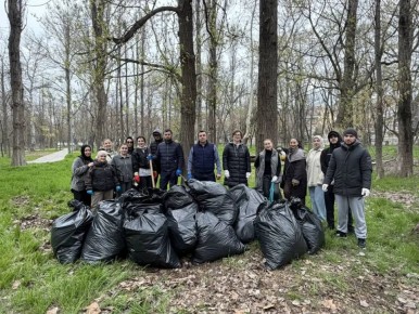 Коллектив Управления экономики, инвестиций и предпринимательства администрации г. Махачкалы принял участие в общегородском субботнике и провёл работы по благоустройству парка имени Ленинского комсомола