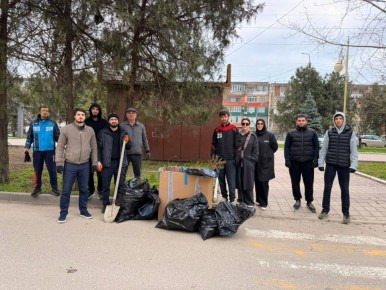 Сотрудники МБУ «Геоинформационный центр» провели уборку на аллее «Город мастеров»