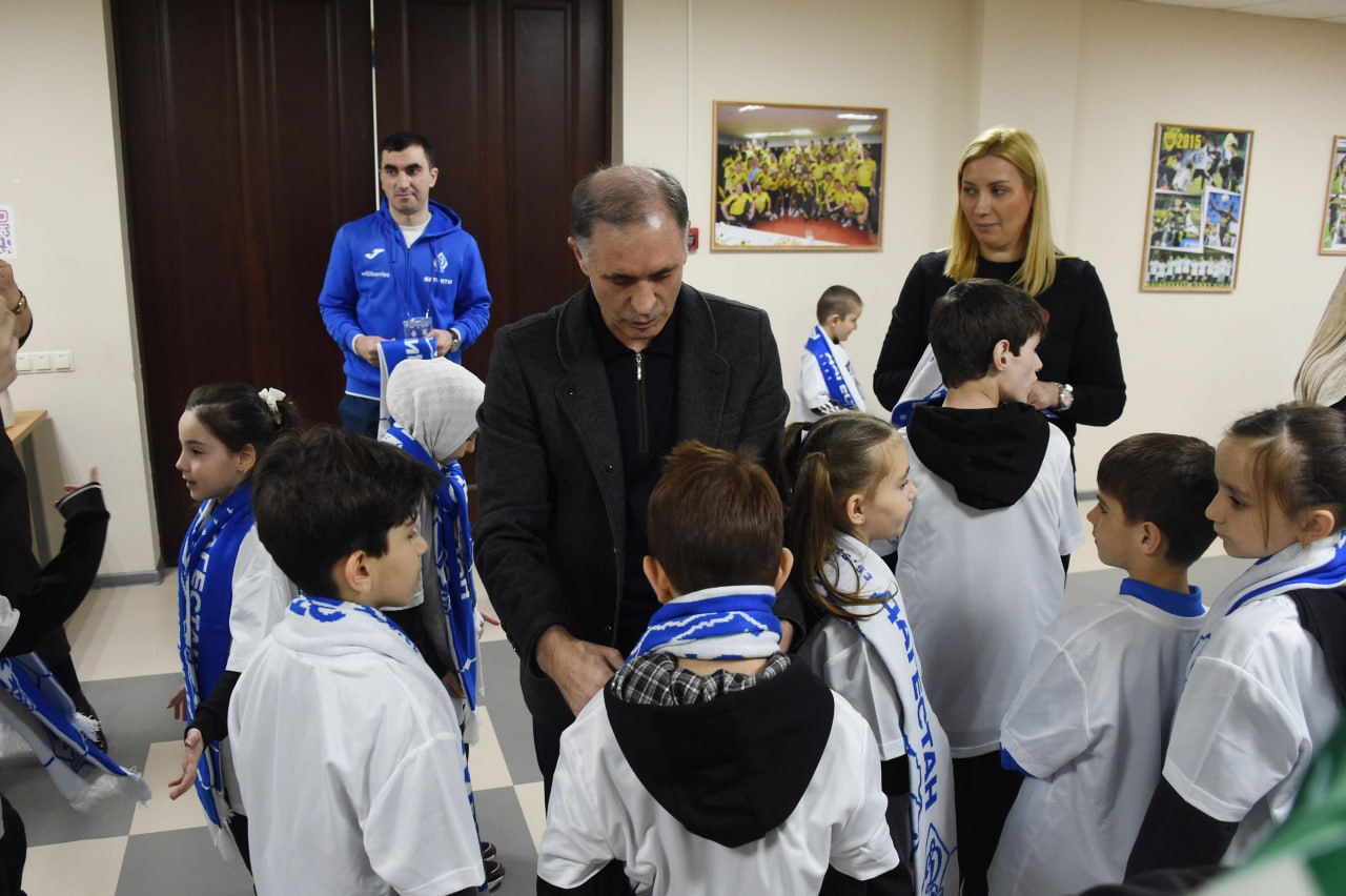 По инициативе Заура Аскендерова дети участников СВО открыли футбольный матч По инициативе Заура Аскендерова дети участников СВО открыли футбольный матч