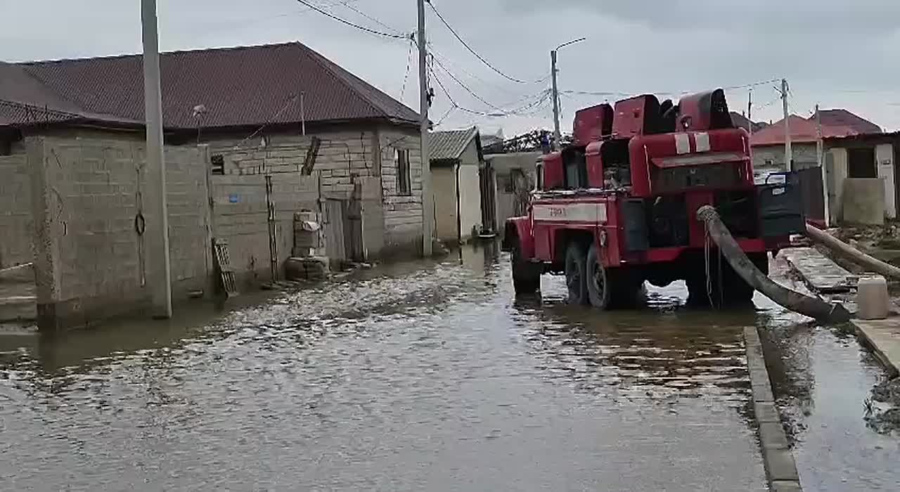 По Махачкале силами главного управления МЧС по Дагестану проводились работы по откачке воды с улиц и придомовых территорий в мкр